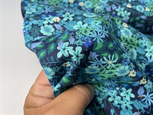 Patchwork stof - flotte og livlige blomster i blå og grønne toner
